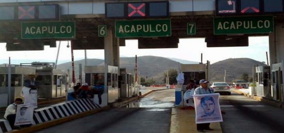 Normalistas toman caseta de Palo Blanco
