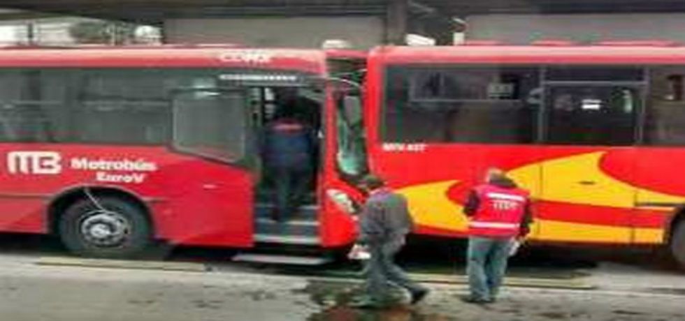 Chocan dos unidades del Metrobús