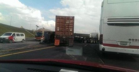 Chocan 3 tráileres en la Autopista México-Querétaro