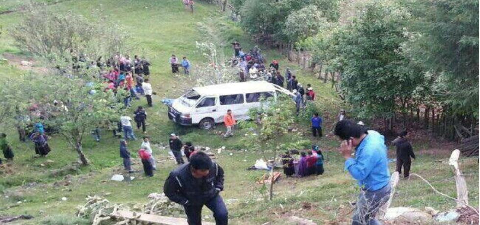 Combi cae a barranco y mueren cuatro
