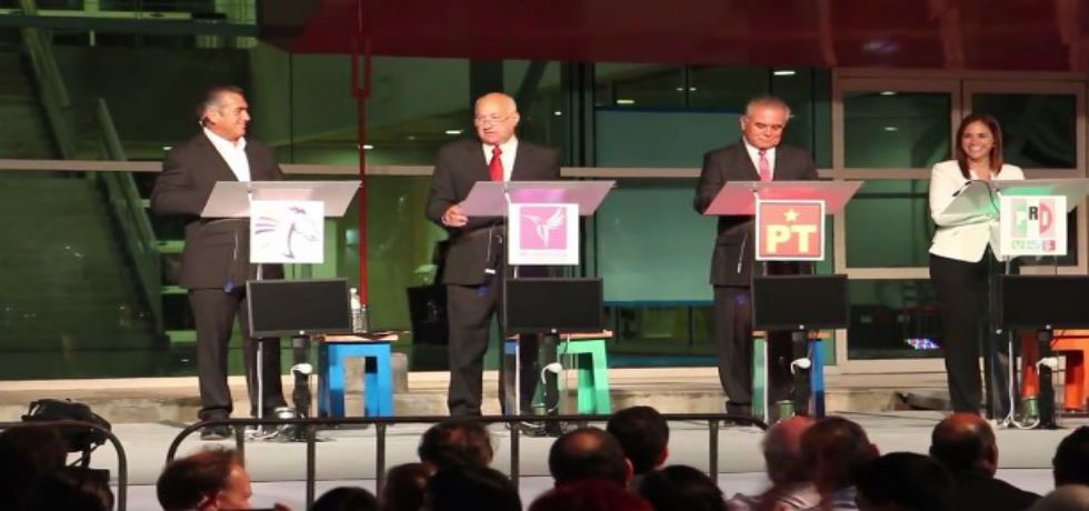 Chema Elizondo gana debate en NL; se fue contra El Bronco