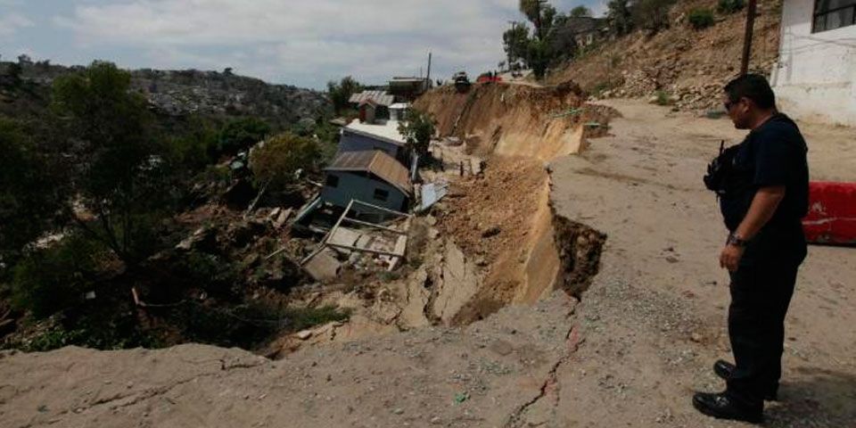 Deslave provoca derrumbe de 19 casas en Tijuana