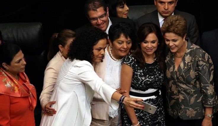 Legisladores se toman selfies con Rousseff en el Senado Legisladores se toman selfies con Rousseff en el Senado