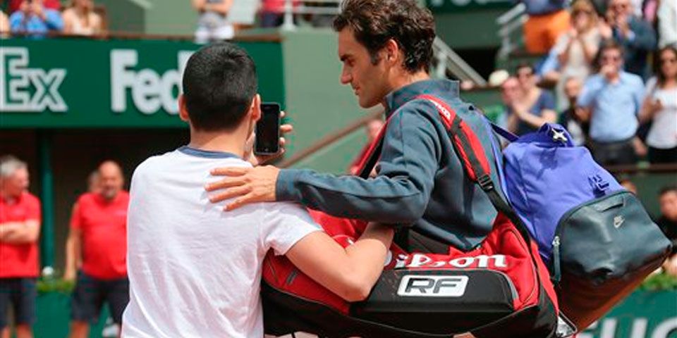 Intruso intenta tomarse “selfie” con Federer
