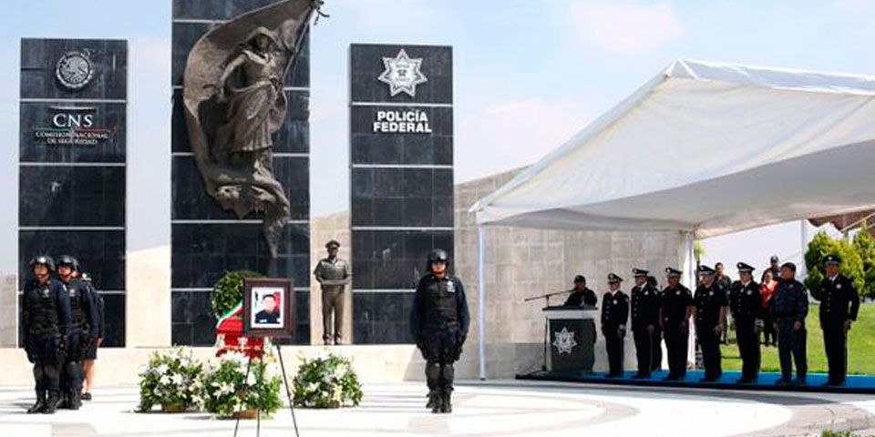 Rinden homenaje a policía muerto en Tanhuato Rinden homenaje a policía muerto en Tanhuato