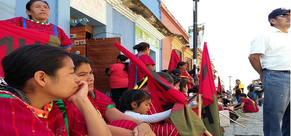Triquis toman consulado de EE. UU. en Oaxaca