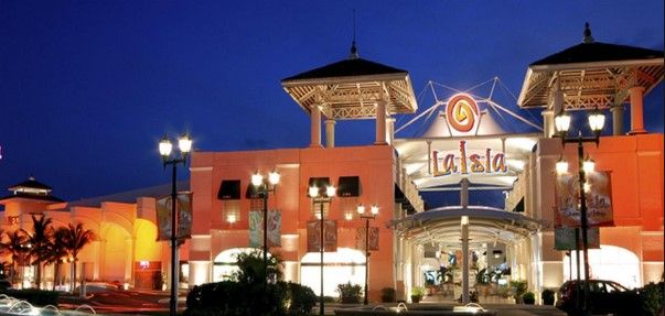 Jóvenes incendian centro comercial en Acapulco