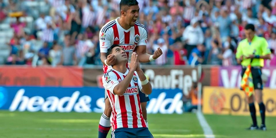 Marco Fabián le da el pase a Chivas