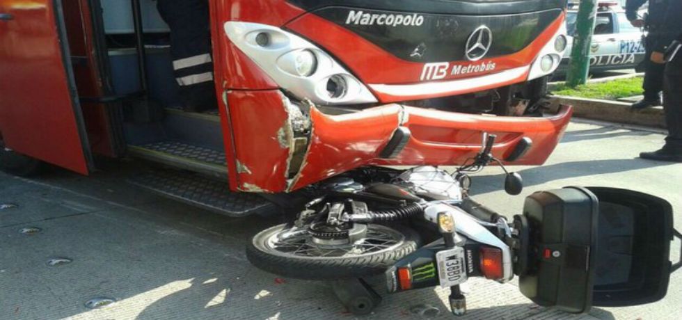 Metrobús atropella a motociclista
