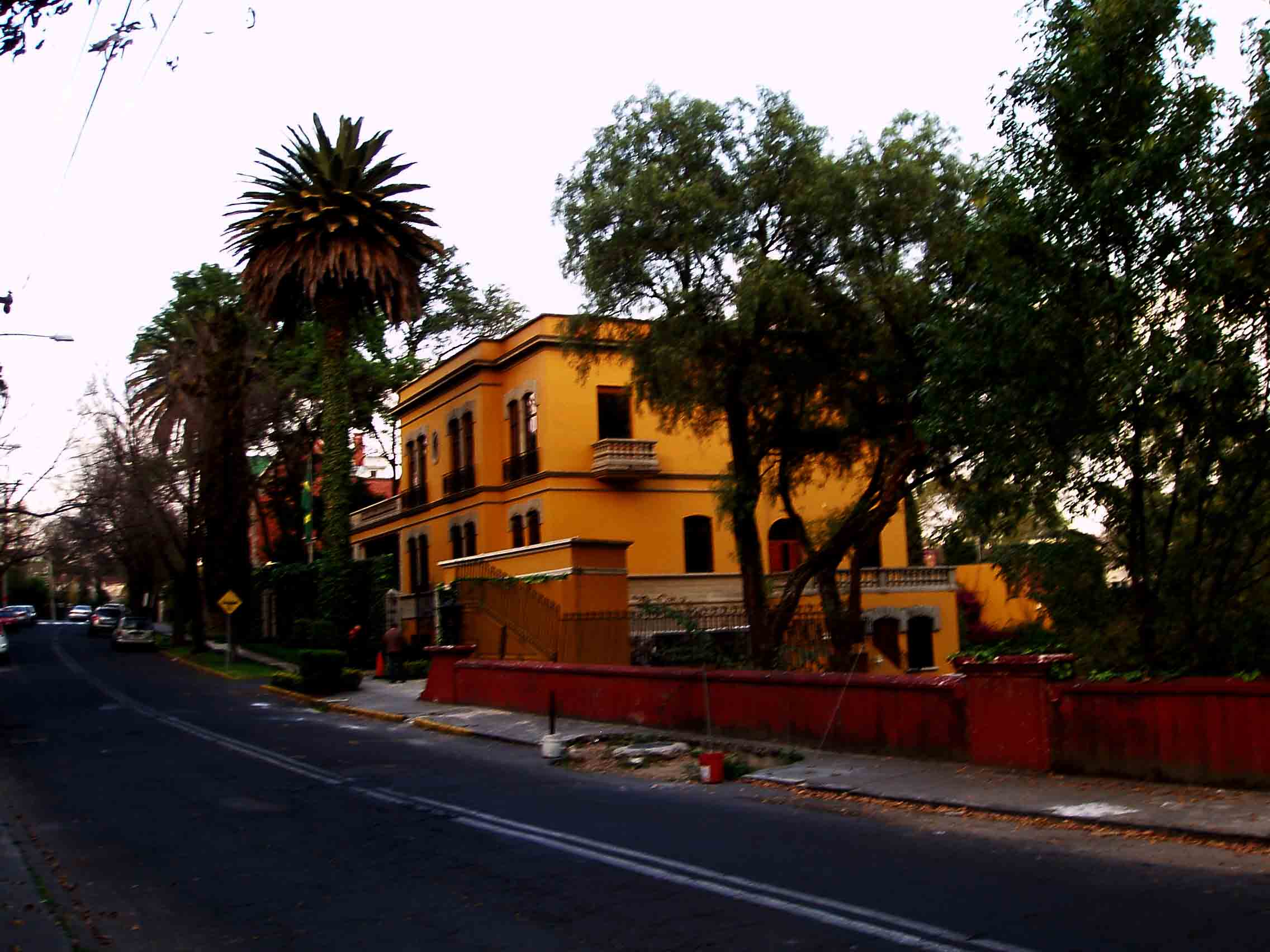 Extorsionan a empleados de residencias en Bosques y Lomas