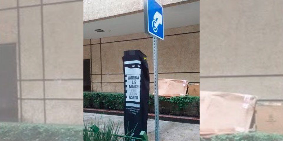 Cubren parquímetros como protesta