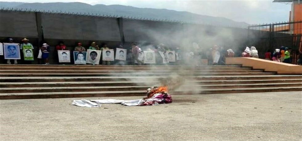 Retiran y queman propaganda electoral en Guerrero