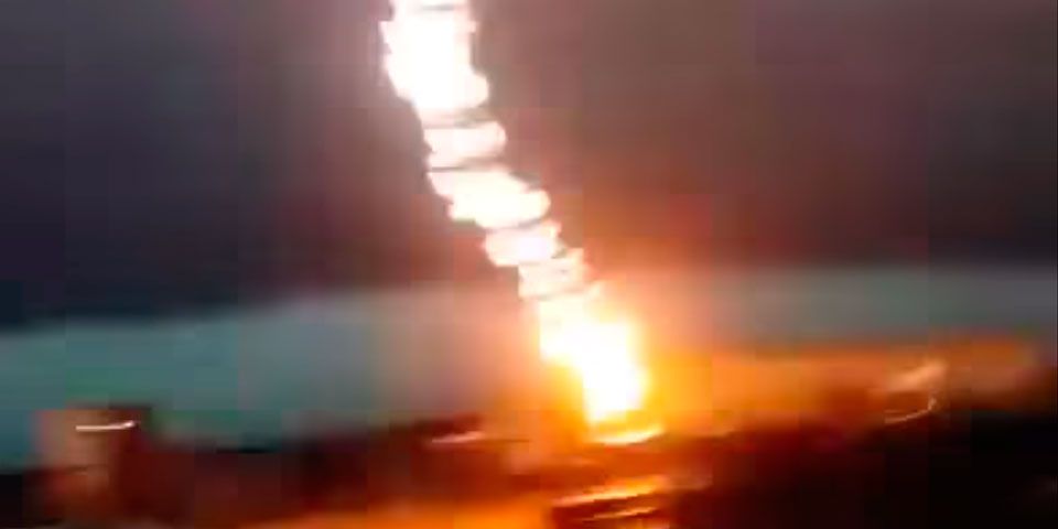Video: Así se ve un rayo que cae muy cerca