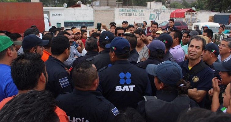 Comerciantes amenazan con linchar a agentes del SAT