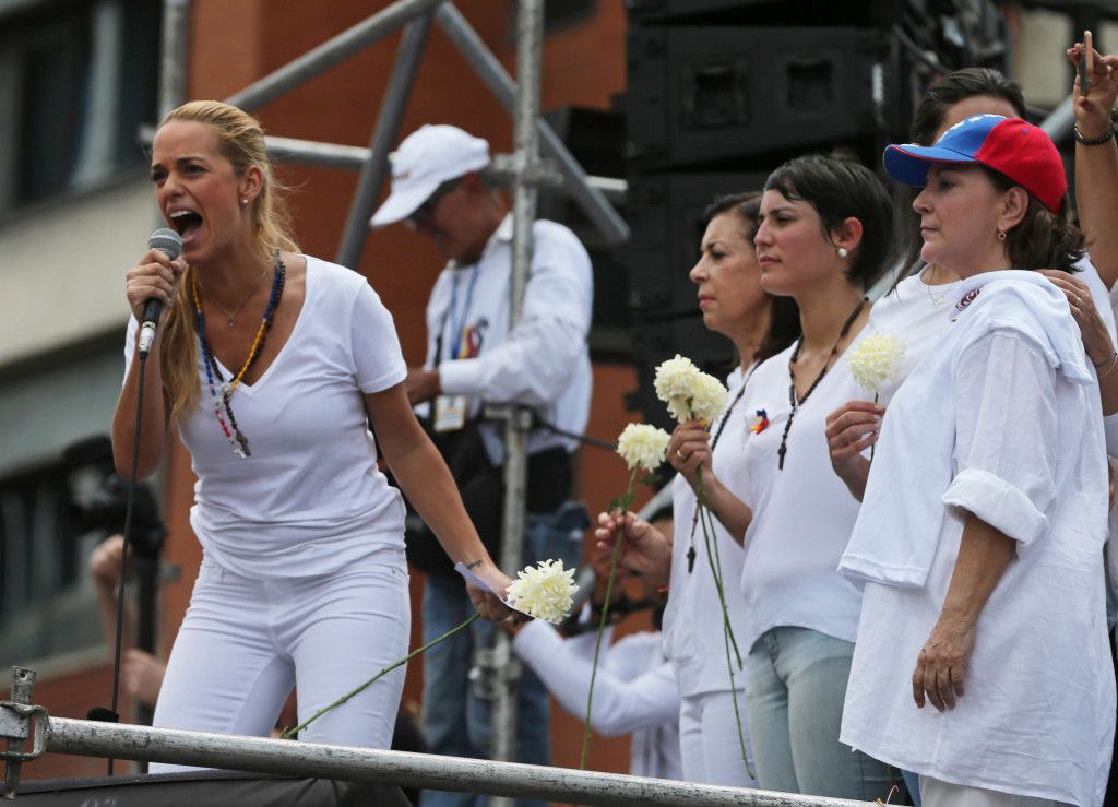 Se incendia aeronave en que viajaba Lilian Tintori - SOP-AP-SPANI-SPAN-VE_Ruiz-1-1024x739