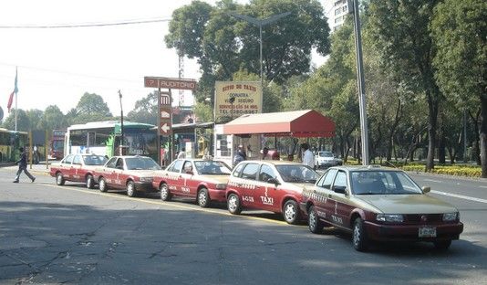Iniciarán operativos contra taxis piratas en el DF: Semovi