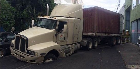 Tráiler cae a socavón en la Miguel Hidalgo