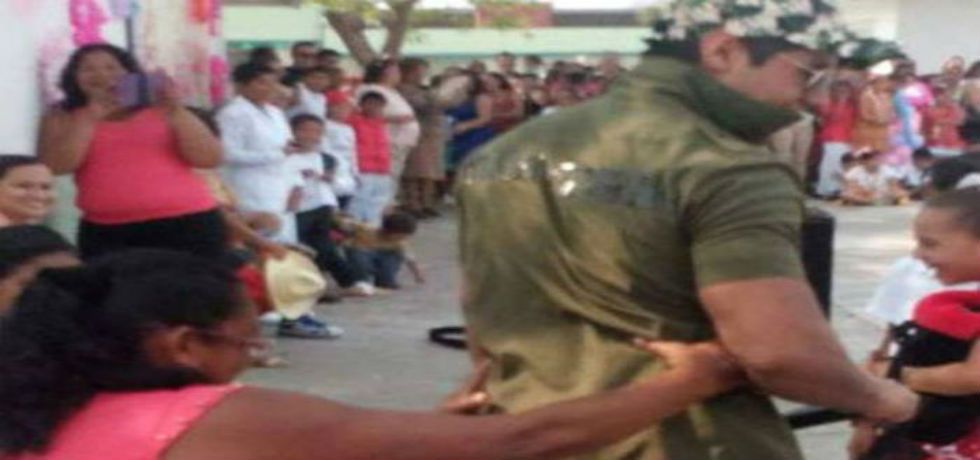 Stripper amenizó Día de las Madres en primaria de Veracruz