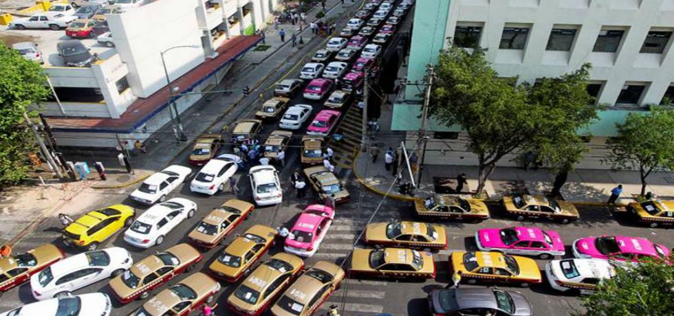 Taxistas piden retiro de Uber y Cabify
