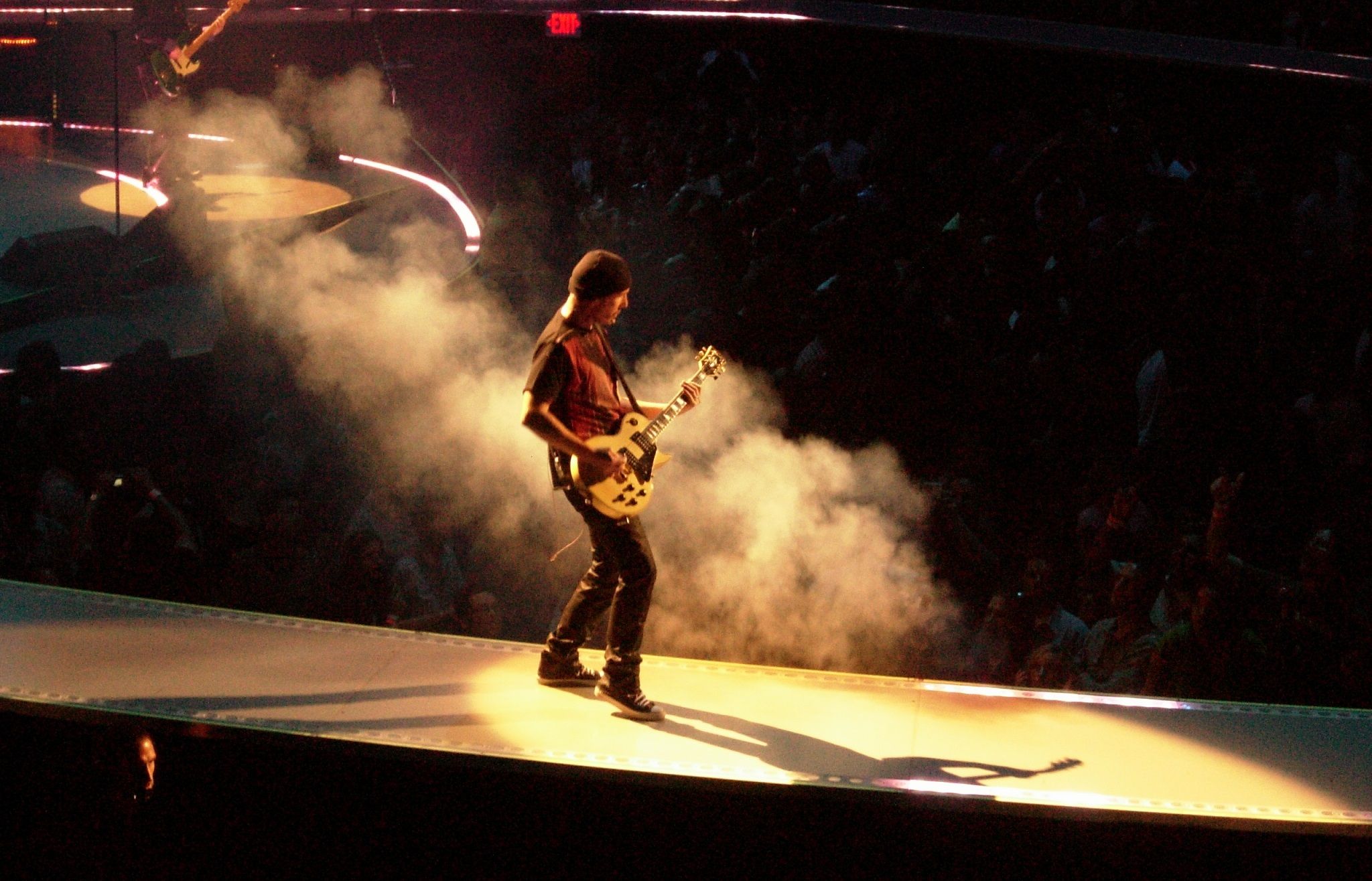 Guitarrista de U2 cae del escenario Guitarrista de U2 cae del escenario