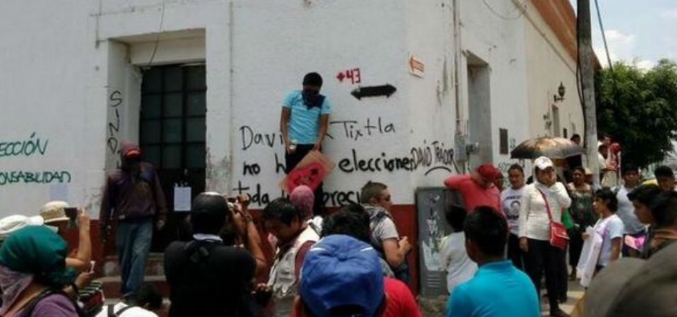 Vandalizan sedes de partidos políticos en Tixtla