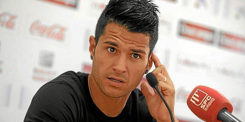 Compañeros gastan broma a jugador del Sevilla