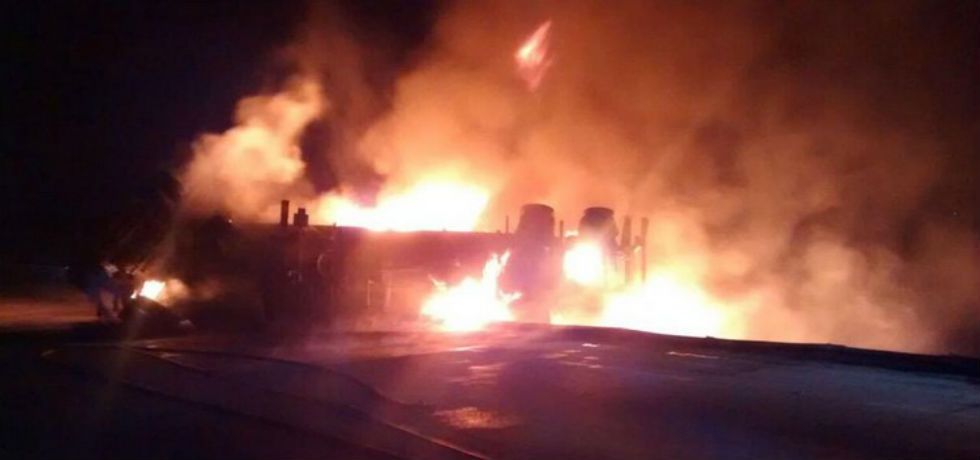 Autopista Arco Norte cerrada por volcadura de tráiler