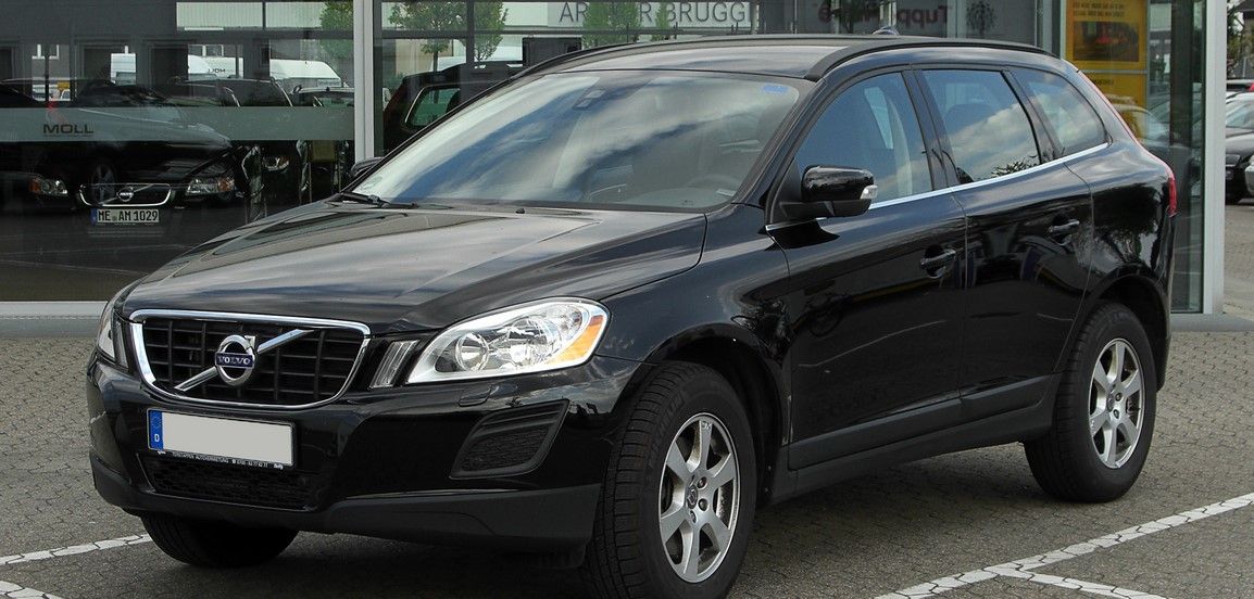 Auto que se estaciona solo, atropella a 2 hombres Auto que se estaciona solo, atropella a 2 hombres