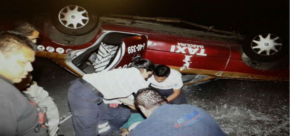 Tres lesionados por volcadura de taxi en Tlalpan