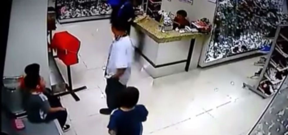 Roba cartera con ayuda de tres niños