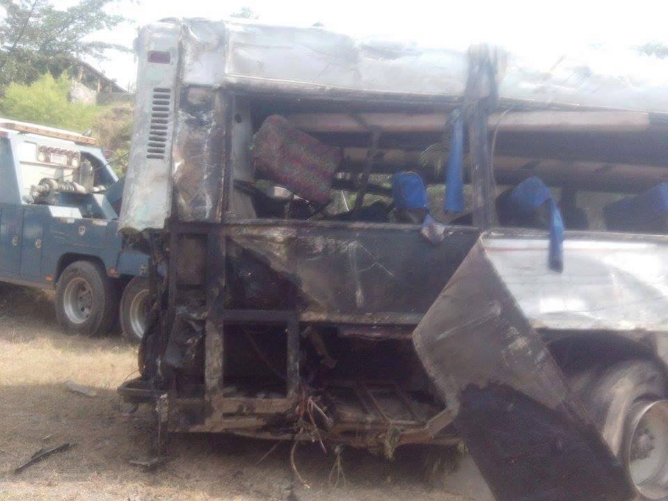 Mueren cinco personas por choque en Colima