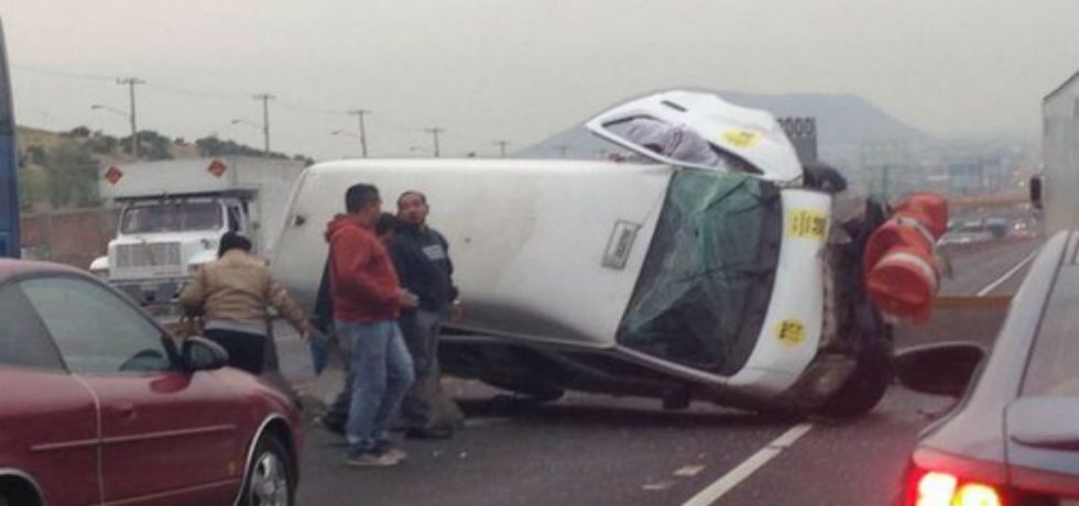 Vuelca combi en la México-Puebla Vuelca combi en la México-Puebla