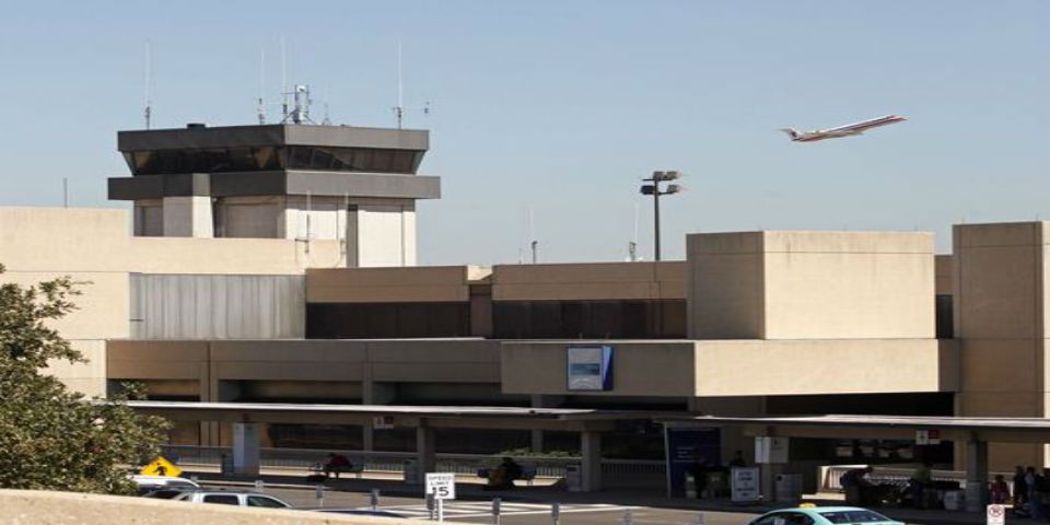 Encuentran agujero en pista de Aeropuerto de Dallas-Forth Worth Encuentran agujero en pista de Aeropuerto de Dallas-Forth Worth