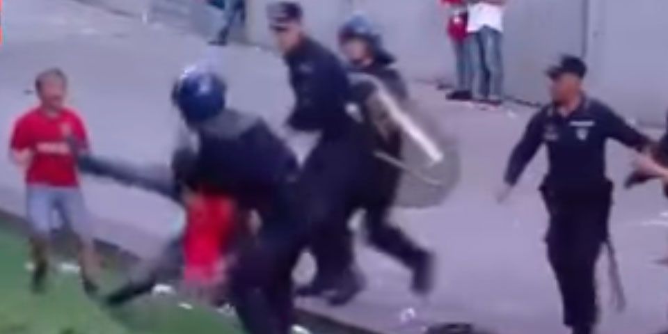 Video: Aficionado del Benfica golpeado por policías frente a su hijo