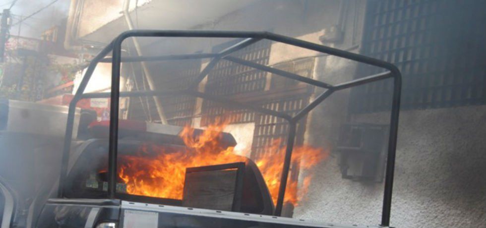 Hombre prende fuego a patrulla del alcoholímetro