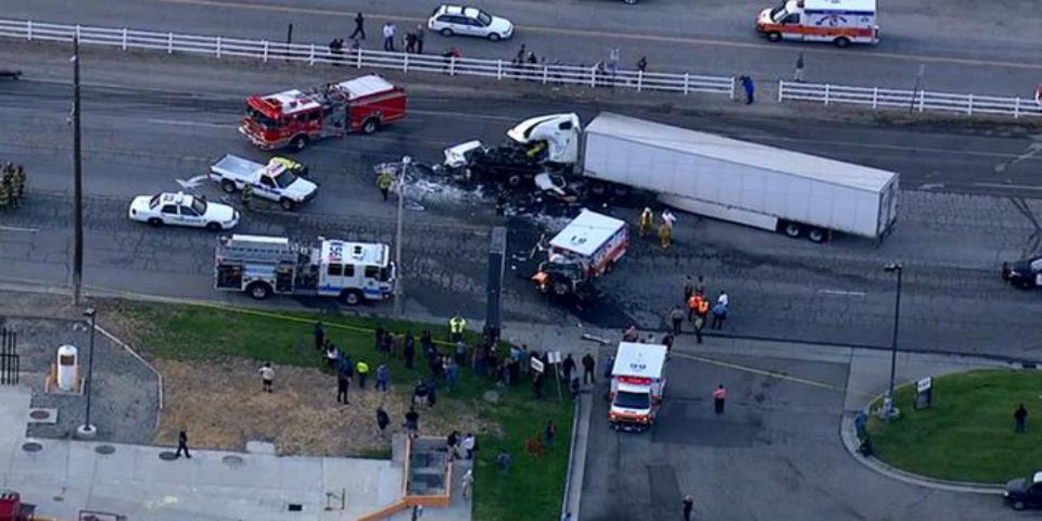 Mujer roba ambulancia, choca y muere Mujer roba ambulancia, choca y muere