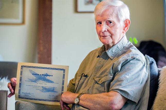 Hombre de 94 años se gradúa de la universidad