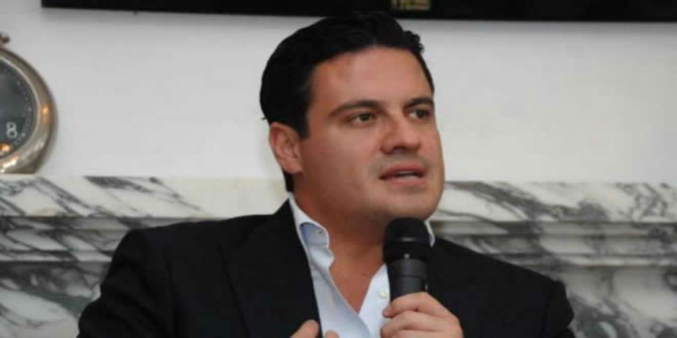 Dan de alta al gobernador de Jalisco tras accidente en motocicleta