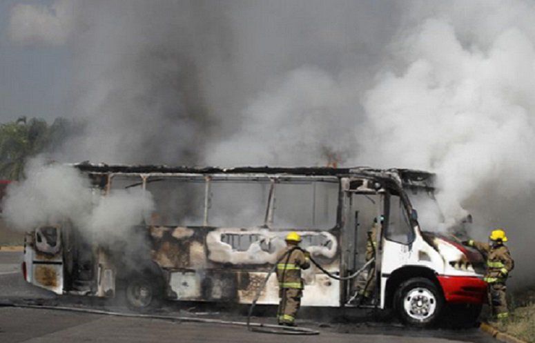 Graban momento en que incendian autobús en Jalisco