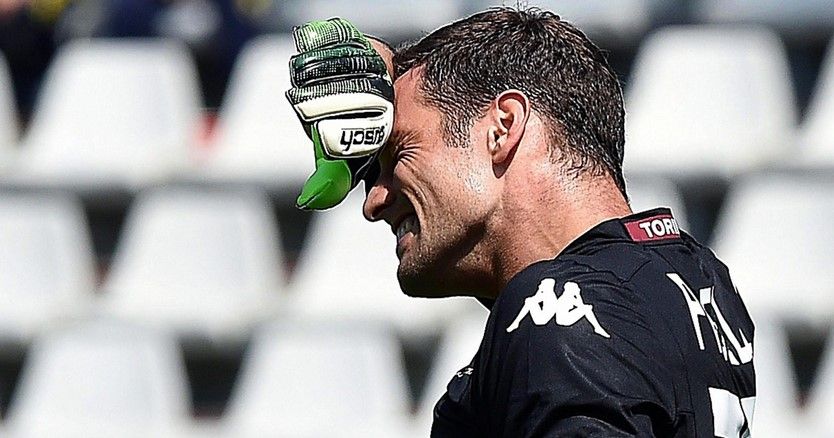 Video: esto pasa cuando un portero no domina la zurda