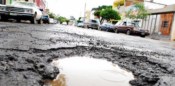 La póliza del DF que le paga daños por baches