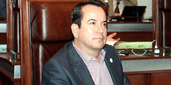 Candidato del PRI regaña a gente por “no llevar ni a su familia” al mitin