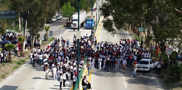 Liberan estudiantes Autopista del Sol en Chilpancingo Liberan estudiantes Autopista del Sol en Chilpancingo