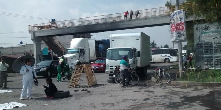 Bloquean carretera Texcoco-Lechería para exigir materiales de construcción