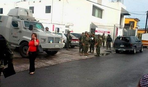 Explotan artefactos en el INE y PF de Matamoros