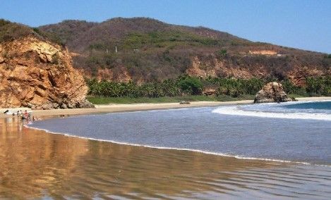 Mujer desaparece por mar de fondo