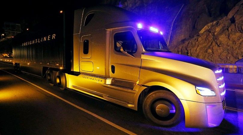 Primer camión que se conduce solo, va a carretera Primer camión que se conduce solo, va a carretera