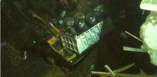 Camión cae a excavación de 20 metros, muere chofer Camión cae a excavación de 20 metros, muere chofer