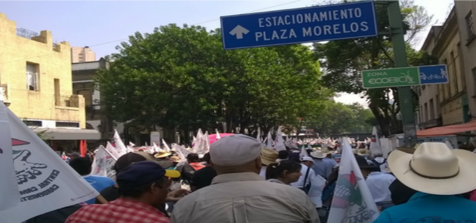 Marcha de antorchistas se dirige a la SEGOB