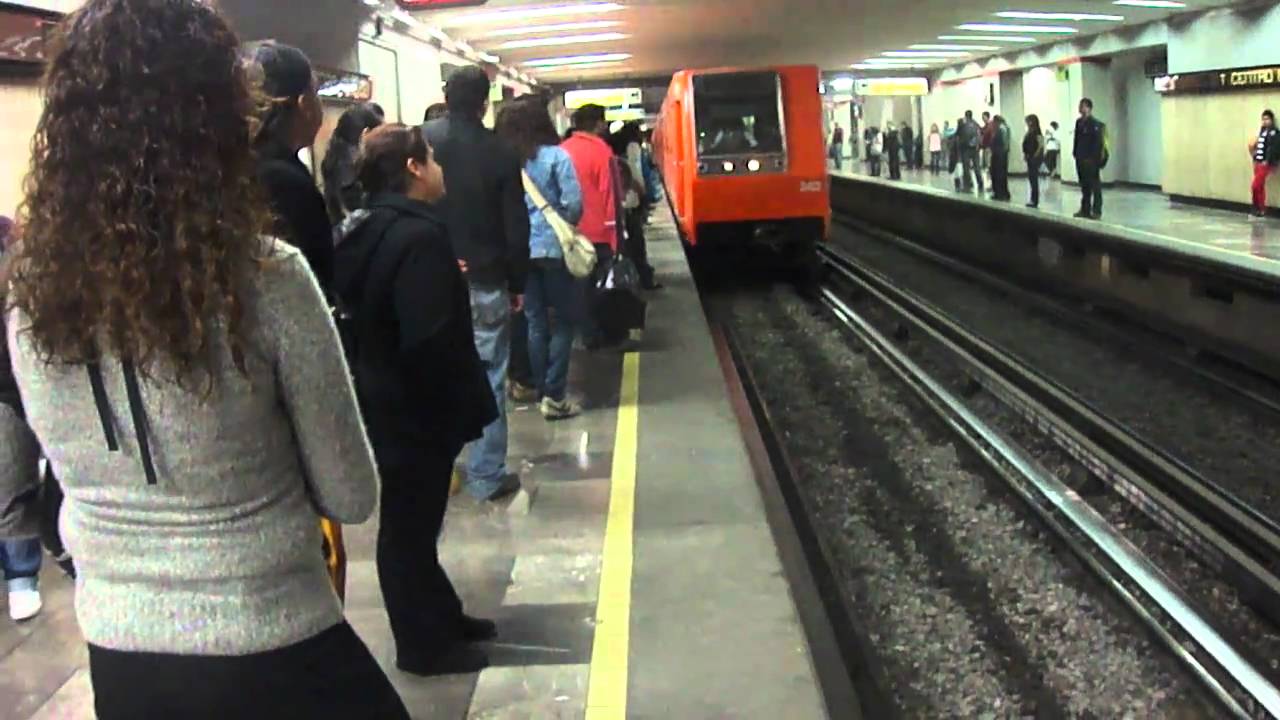 Rescatan a hombre ciego que cayó a vías de la L9